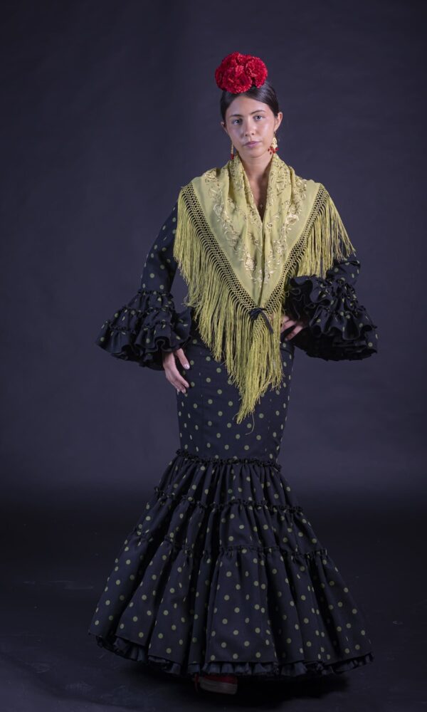 traje de flamenca negro con lunares verdes