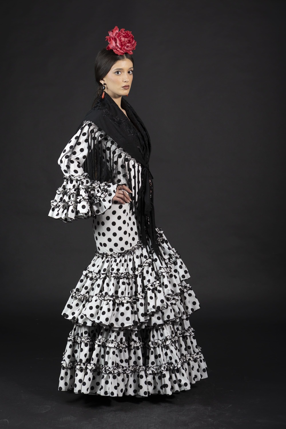 vestido de flamenca blanco con lunares negros
