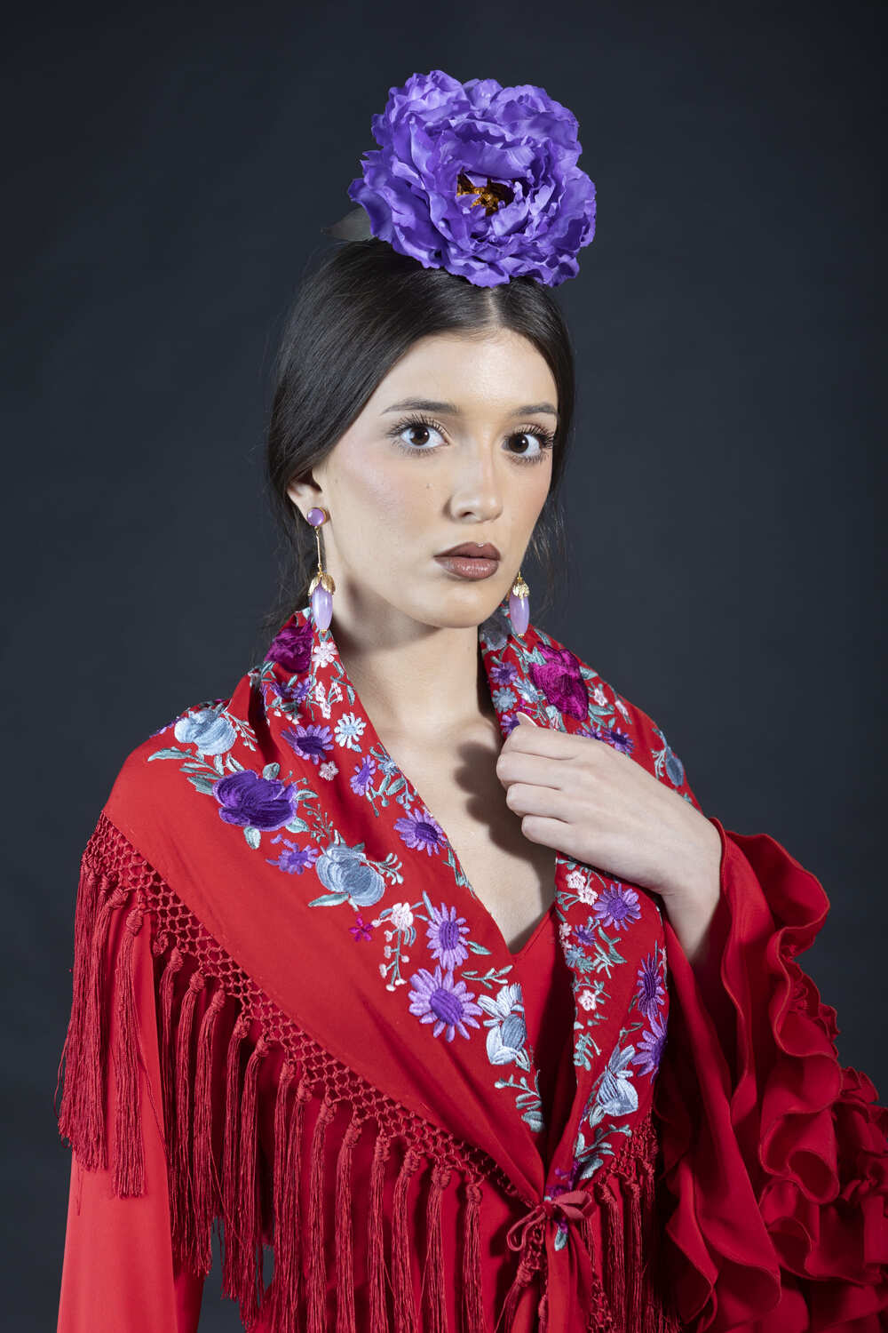 manton rojo bordado en crepé