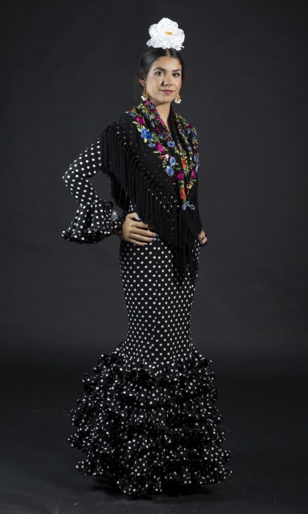 traje de flamenca negro con lunares blancos