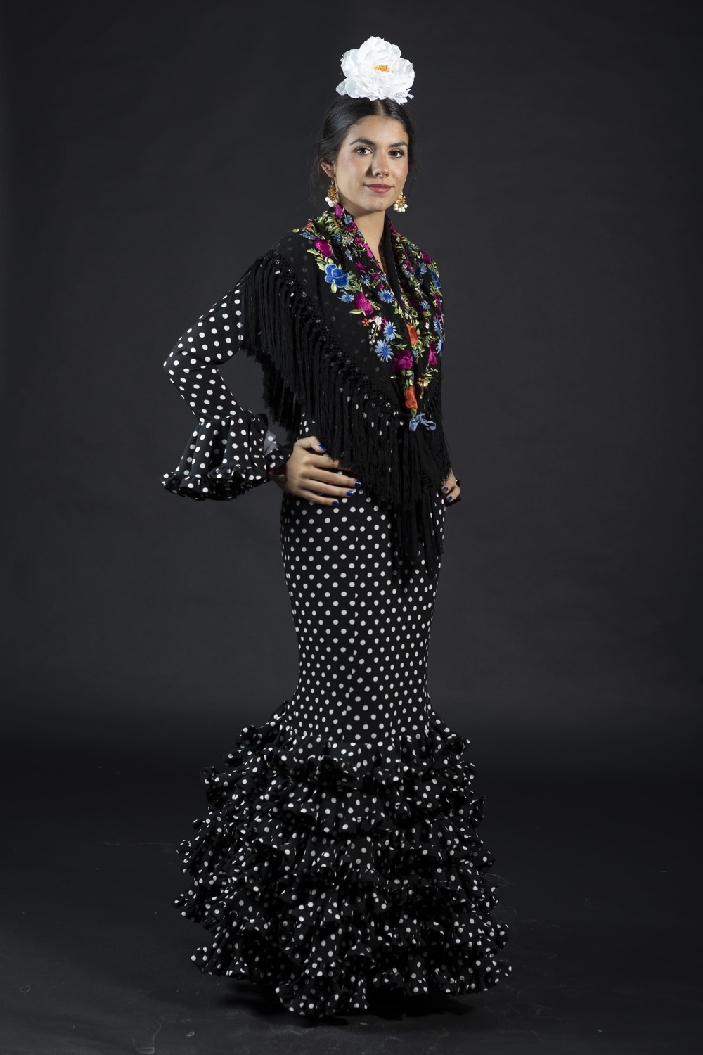 traje de flamenca negro con lunares blancos