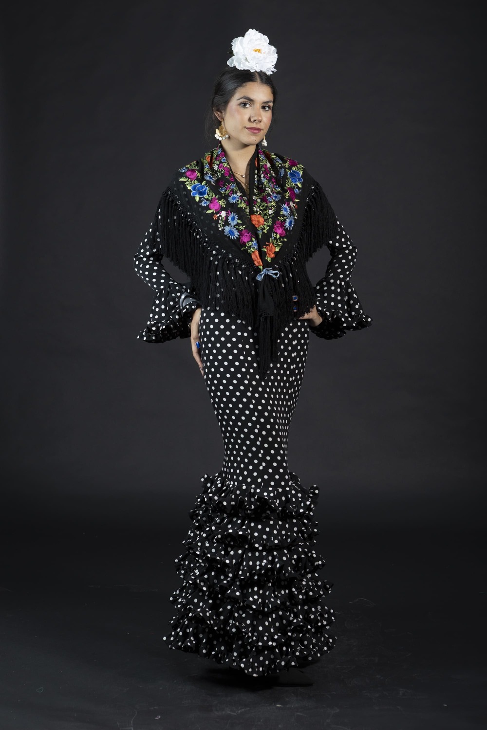 traje de flamenca pasion negro con lunares blancos