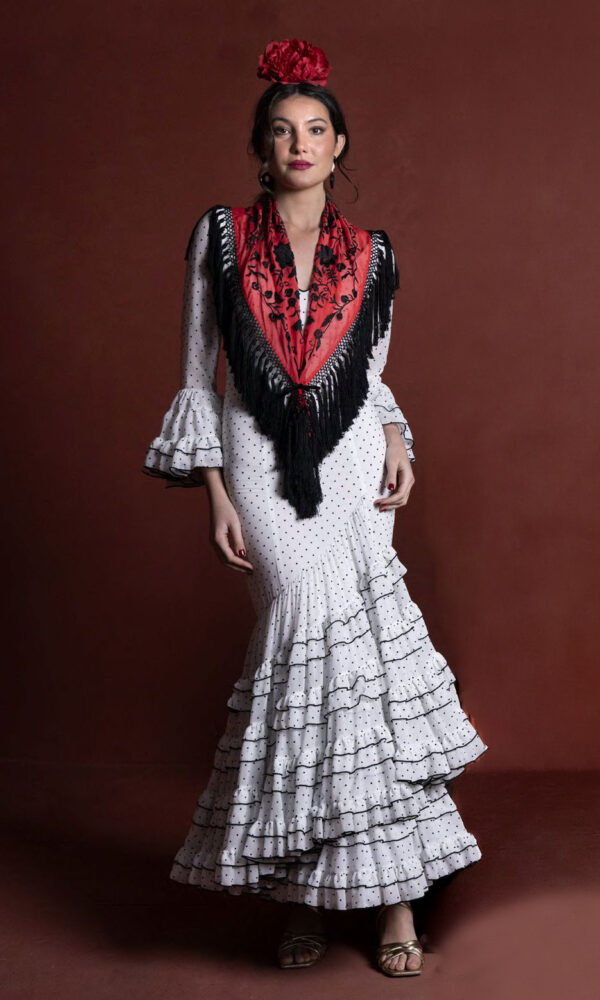 traje de flamenca blanco con lunares negros