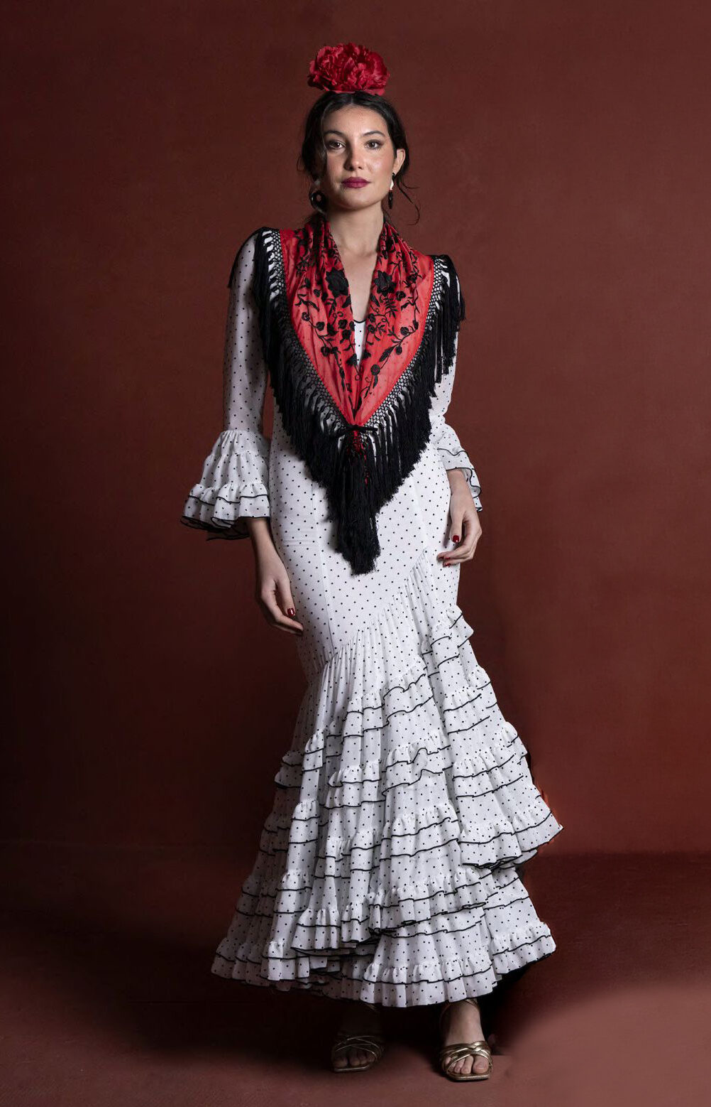 traje de flamenca blanco con lunares negros