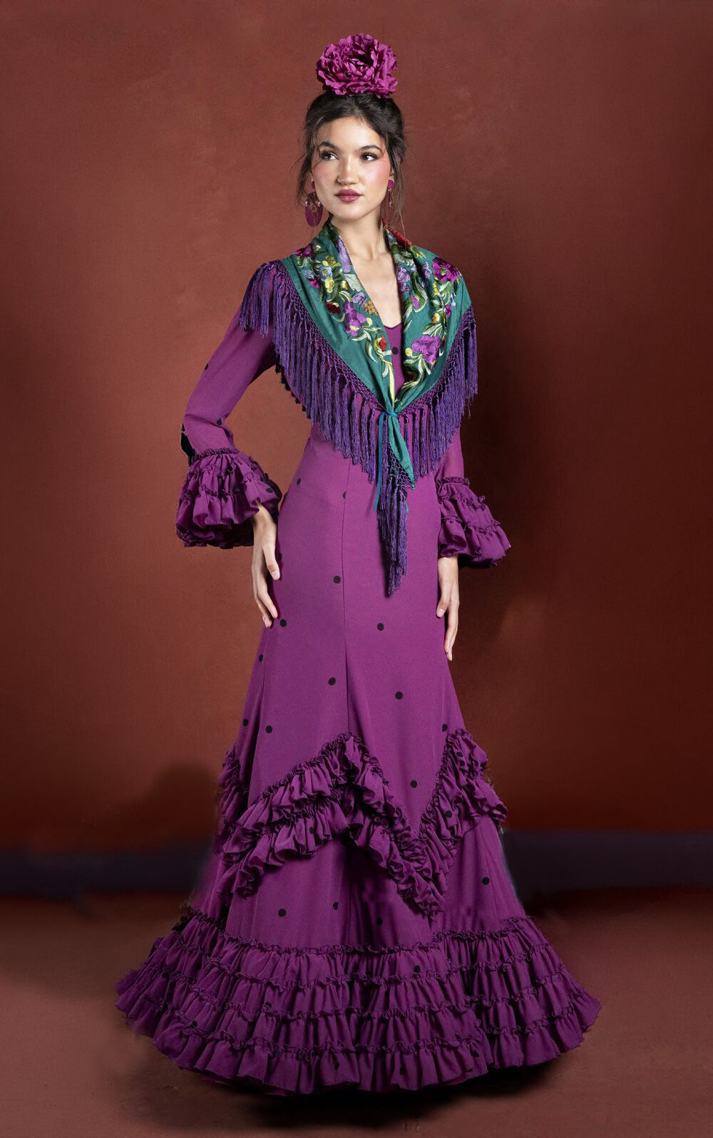 traje de flamenca morado con lunares negros