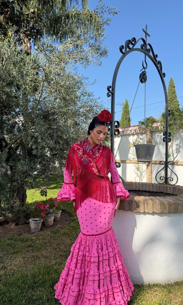 traje de flamenca rosa con lunares rojos
